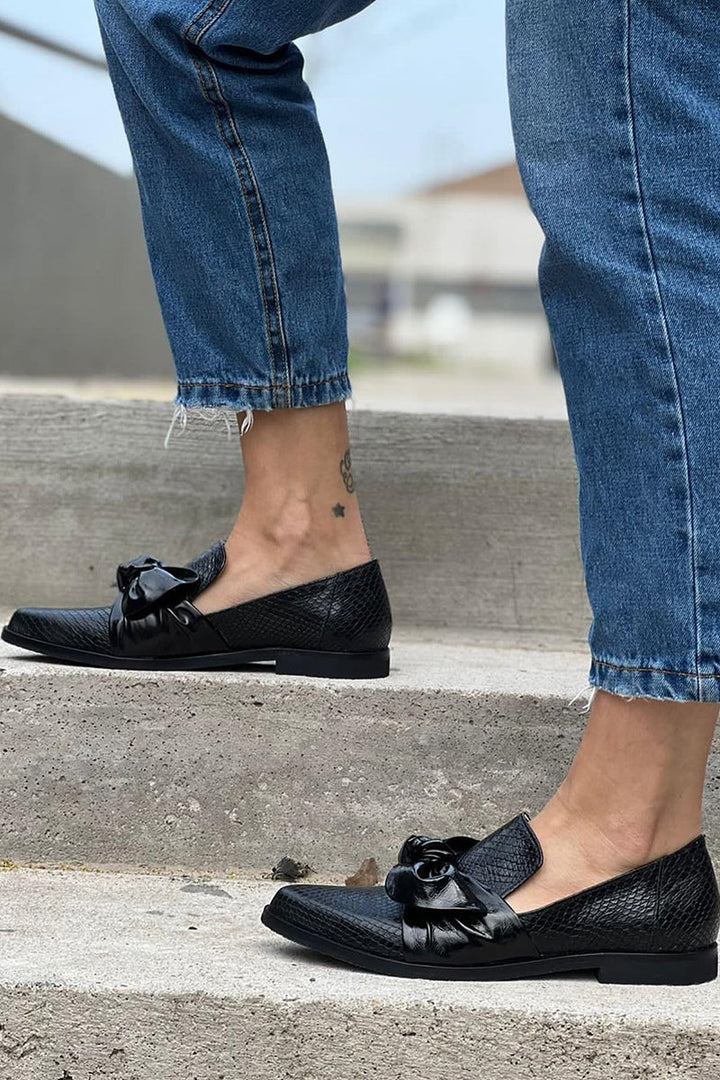 Orla™ - Svarta ballerinaskor med rosett