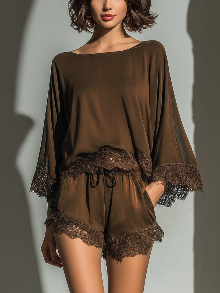 Alice - Topp &amp; shortsset i chokladbrun satin med båtringning