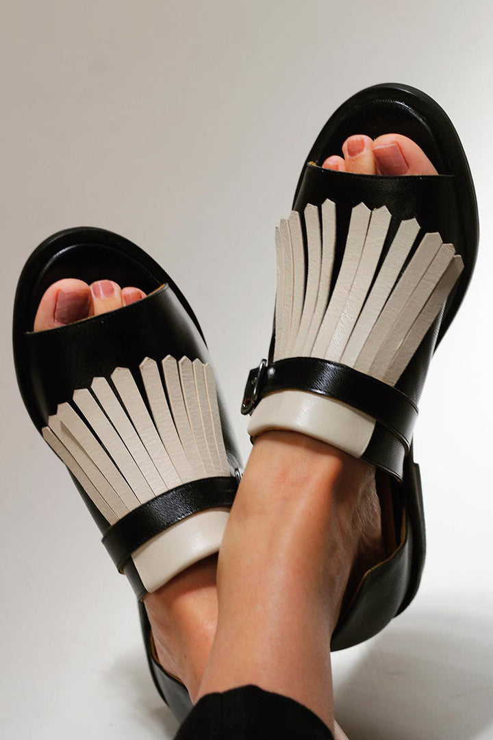 Britta™ - Slip-on-sandaler med fransar
