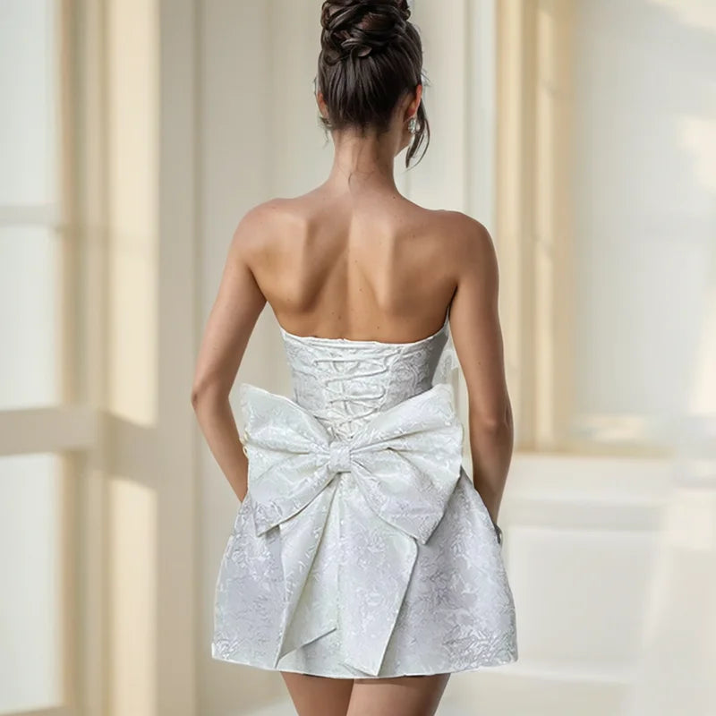 Avy - Fantastisk miniklänning med rosett