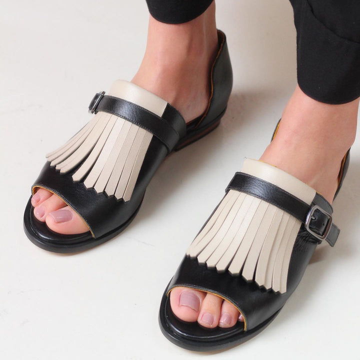 Britta™ - Slip-on-sandaler med fransar
