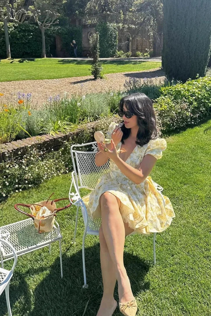 Gul blommig klänning med snörning i ryggen för sommaren