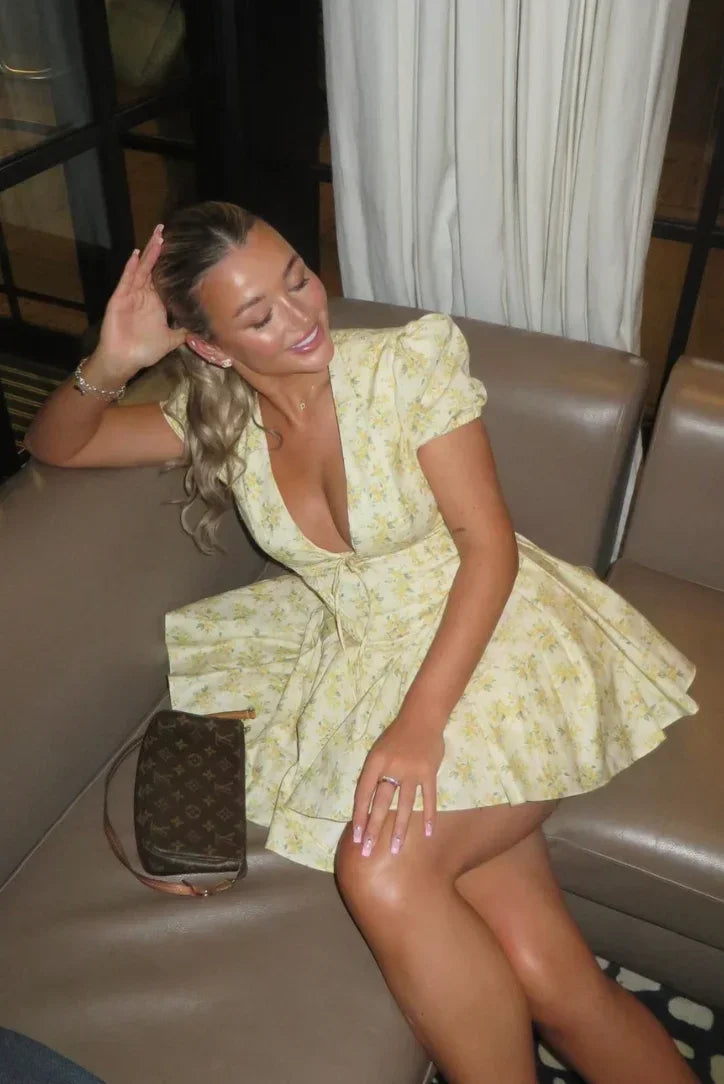 Gul blommig klänning med snörning i ryggen för sommaren